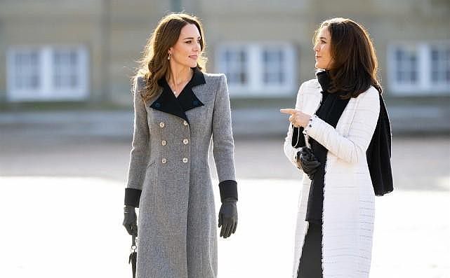 凯特王妃与丹麦王妃同框，示范长外套的高级穿法，优雅知性不过时 - 3