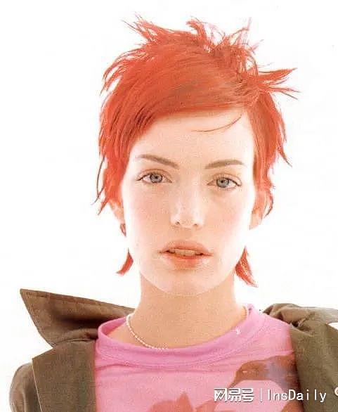 她被称90年代Grunge女王，一头红发惊艳时尚界，巅峰却退圈种菜… - 4