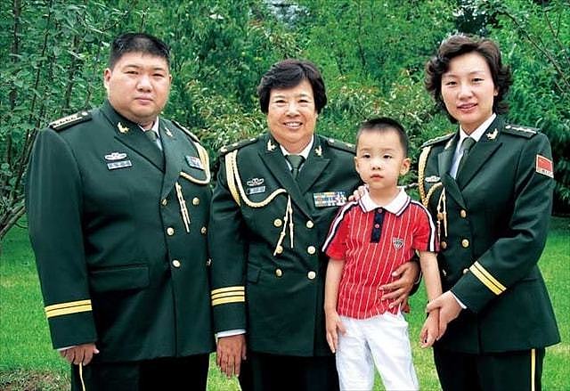 毛岸青独子毛新宇：是首位70后少将，母亲也是将军，儿女才华出众 - 7