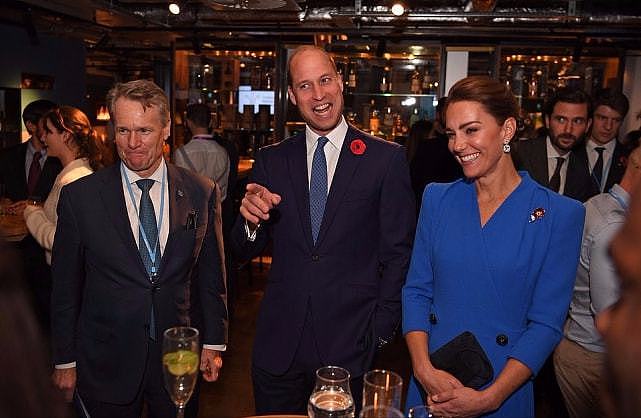 英王室闪耀气候峰会！凯特穿2万块蓝裙瘦干瘪，卡米拉绿裙皱巴巴 - 3