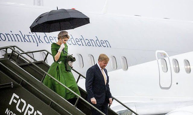 50岁荷兰王后闪耀挪威！为了斗艳硬穿晚礼服，穿一字肩绿裙好高贵 - 3