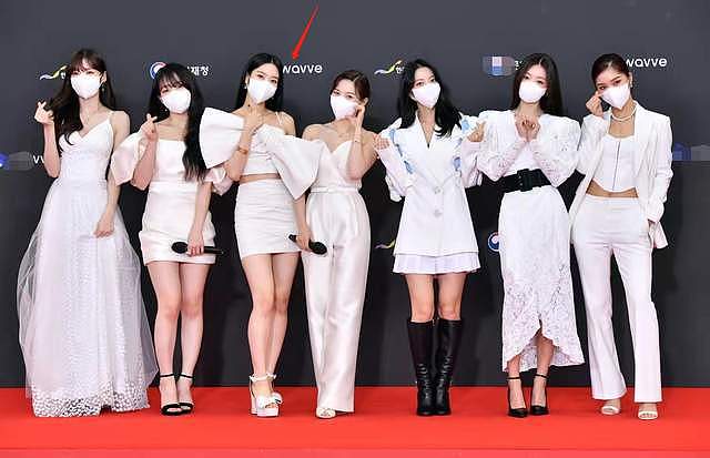 韩国红毯明星尴尬现场：同台撞衫700元服装，造型全白被嘲像奔丧 - 14