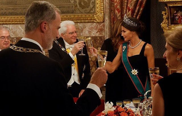 西班牙王室举行国宴！莱后黑裙配奢华皇冠太美，大颗钻石项链耀眼 - 7