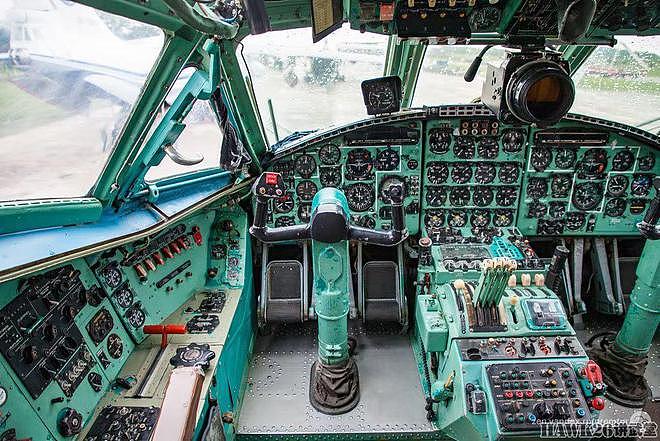 钻进安-22重型运输机 世界最大的螺旋桨飞机 驾驶舱内部非常简陋 - 11