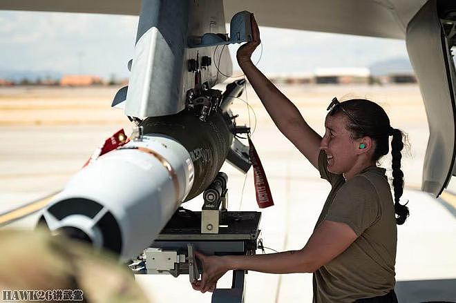 美军地勤人员为F-35A补充弹药 挂载激光制导炸弹 装填25mm炮弹 - 6