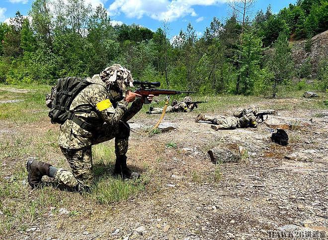 乌克兰国土防卫军发布宣传照 使用美国M14步枪 誓言驱逐侵略军 - 2