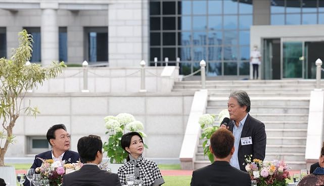 韩总统夫妇亮相看电影真甜！金建希穿千鸟格，抱着爆米花真像少女 - 6