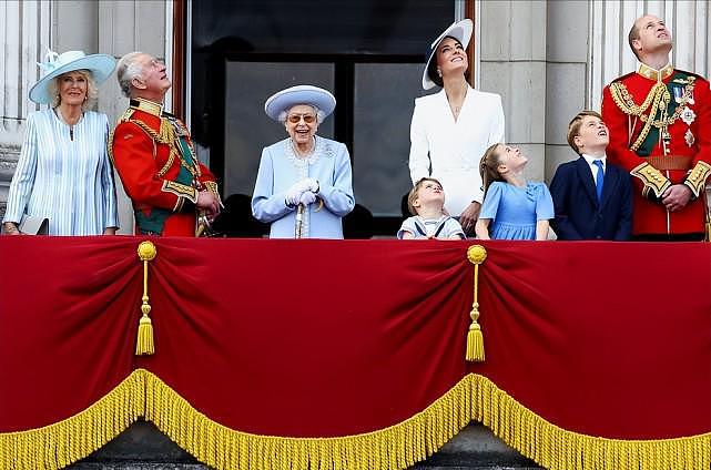 4岁路易王子真是社牛！穿威廉旧款水手服跟女王互动，成王室萌物 - 2