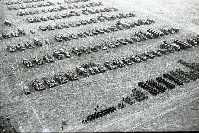 苏联81军演：核弹下发师级，万辆坦克一碾而过，北约代表当场愣住 - 5
