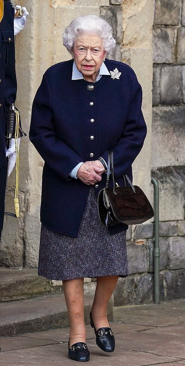 95岁英女王13天亮相8次！一天一套新造型好嫩，谢绝年度老人称号 - 8