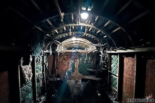钻进图-16轰炸机 乌克兰博主冒险进入纪念碑 探索神秘的内部结构 - 26