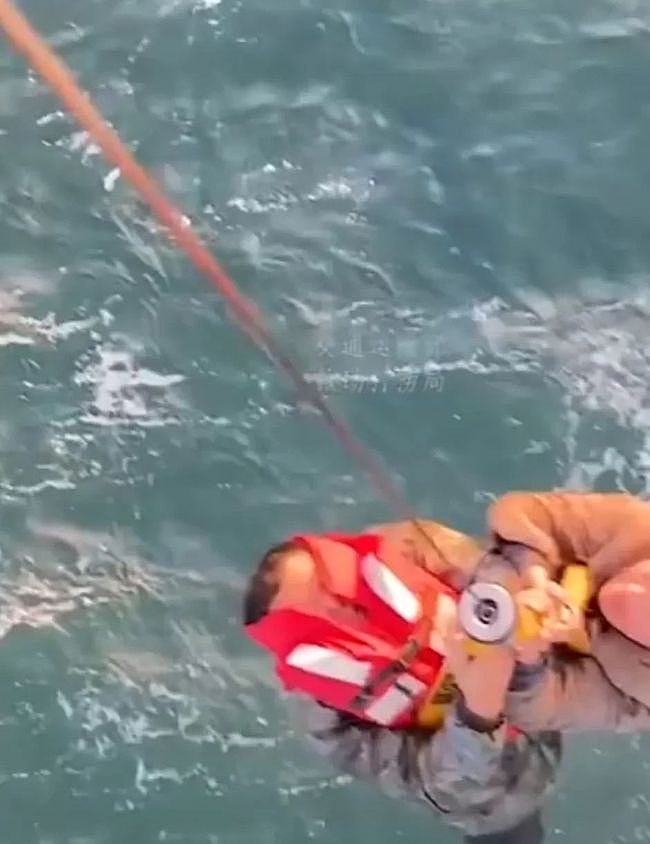 山东烟台海域一货船沉没致14人遇险，船员漂流2小时冻到全身发抖 - 3