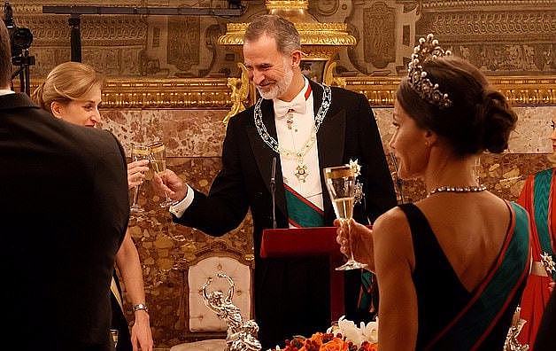 西班牙王室举行国宴！莱后黑裙配奢华皇冠太美，大颗钻石项链耀眼 - 11