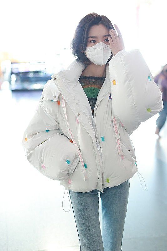 毛晓彤也在认真过冬，白色棉服配毛衣，这才是冬日的正确打开方式 - 2