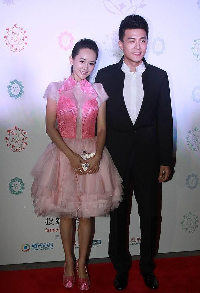 王志飞妻子挺甜的，穿粉色薄纱裙俏皮可爱，脸型挺标准的 - 9