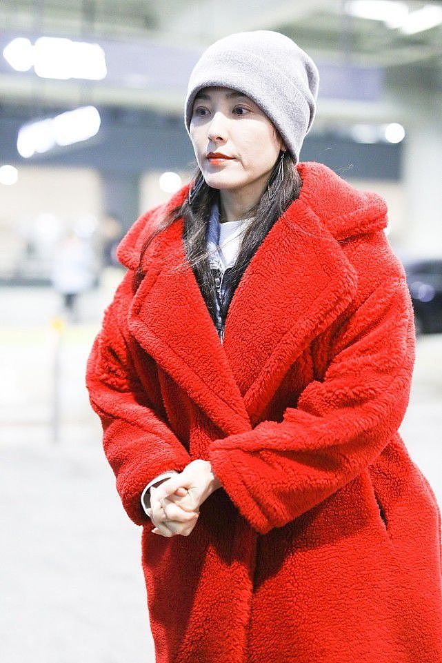 曾黎大冬天也不忘了美，穿红色羊绒大衣好显白啊，但也没忘了保暖 - 1