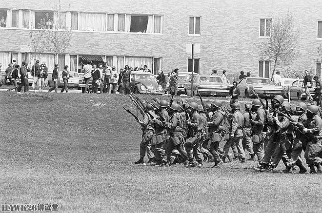 54年前 美国俄亥俄州国民警卫队向反战抗议学生开枪 造成四人丧生 - 17