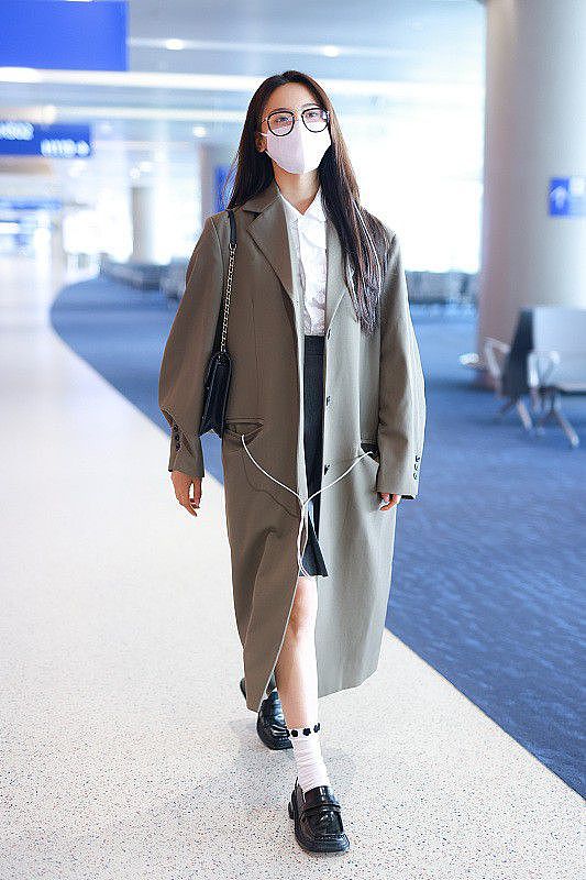 杨超越的颜值不用说，穿搭也很有亮点，灰色大衣打造出韩系学姐范 - 5