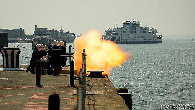 朴茨茅斯皇家海军基地鸣放礼炮 庆祝英国女王生日 众军舰悬挂满旗 - 3