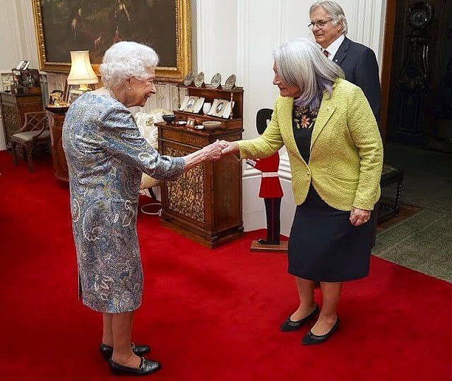 95岁英女王会见加拿大美女总督！穿印花裙好优雅，背脊驼得太严重 - 2