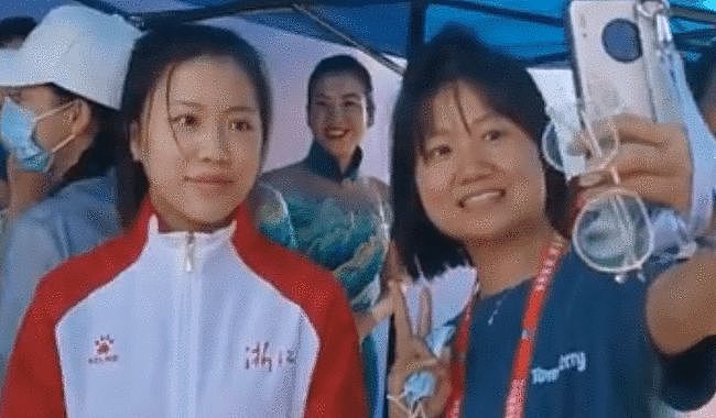 杨杨组合奥运夺冠后又摘金！杨倩51天获三冠，多人要求与她合影 - 7
