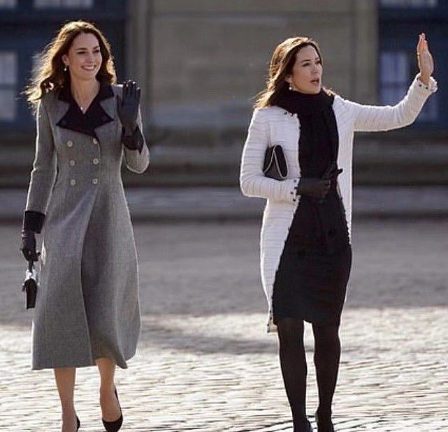 50岁丹麦王妃轻装上阵！黑白配尽显高贵，看不出比凯特王妃大10岁 - 18