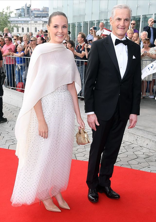 挪威大公主带黑人未婚夫闪耀王室穿钻石紫裙好美，未婚夫遭吐槽 - 7