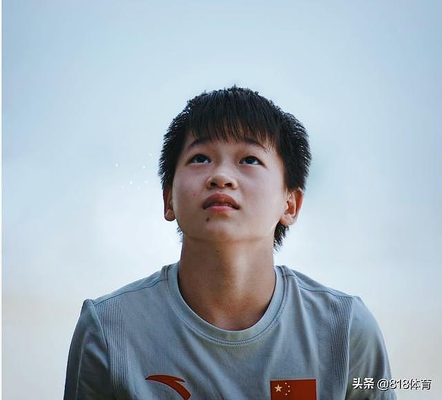 青春年少！全红婵惠东海滩训练仰望星空，背着网兜下海摸鱼捞螃蟹 - 8