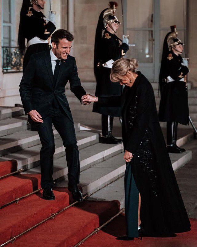 法国总统同框大24岁的妻子！布丽吉特穿开叉裙秀腿盘着发好美丽 - 11