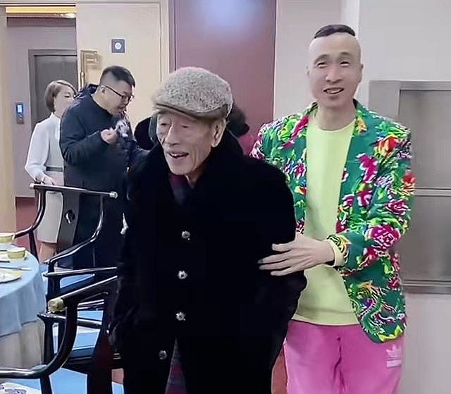90岁杨少华近况堪忧，表情呆滞说话合不上嘴，瘦到爆青筋要人搀扶 - 2