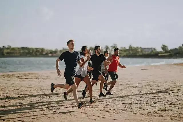 跑步输给健身？每天锻炼1小时，跑步者和健身者谁更厉害？ - 3