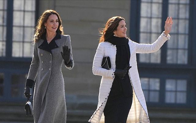 两大王妃大同框！凯特穿2万5灰色大衣太美，丹麦王妃黑白配也不输 - 9