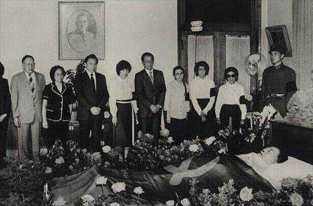 1981年，宋庆龄的葬礼10点进行，为何邓颖超临时决定提前5分钟？ - 3