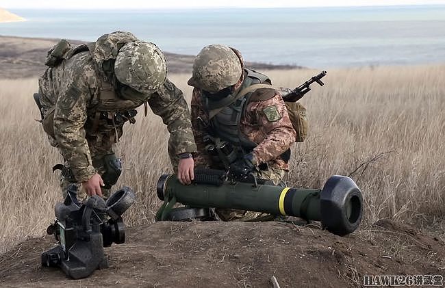 乌克兰试射“标枪”反坦克导弹 靶标配顶部装甲 模拟俄军新装备 - 7