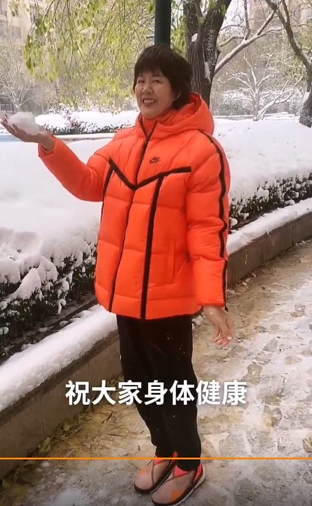 少女感十足!郎平北京初雪后小区玩雪球打雪仗,请大家吃雪包的饺子 - 9