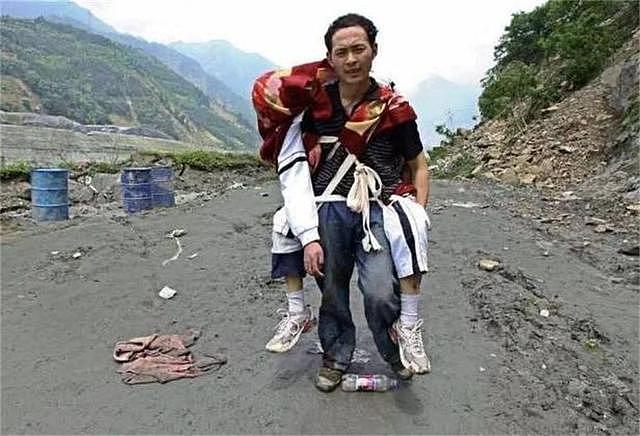 汶川地震，那个背儿子遗体走25公里的程林祥，感动全国后过得如何 - 7