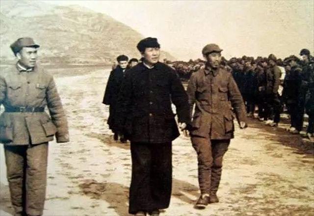 袁文才、王佐死后30多年，毛主席亲自接见其妻子，身份：烈士遗孀 - 3
