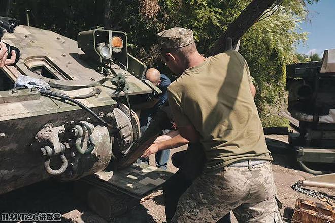 乌克兰军方发布宣传照 士兵克服困难抢修美制步兵战车 自行榴弹炮 - 8