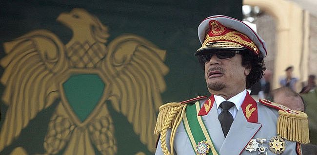 中东狂人卡扎菲：执政42年，逃跑时躲进下水道，被抓后遭暴徒枪杀 - 2