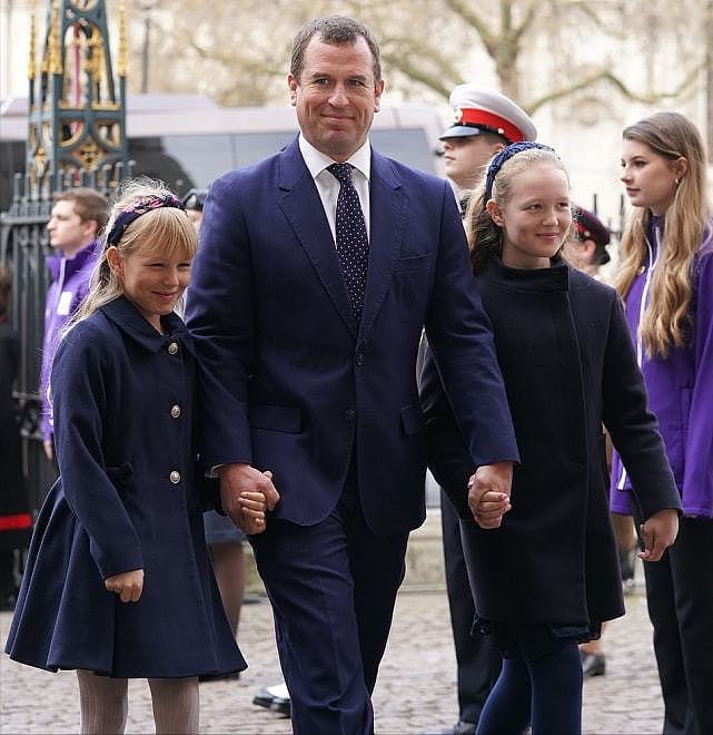 英女王的曾孙女们齐聚抢风头！8岁米娅比夏洛特还吸睛，笑得好甜 - 9