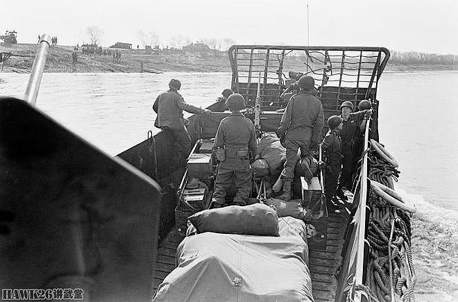 1945年美军登陆艇不断将机械化部队渡过莱茵河 士兵军靴都没湿 - 8
