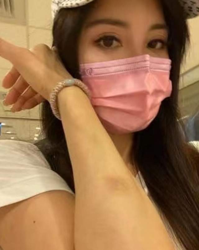 杨丽菁晒舞蹈视频，腿部僵硬弯曲不自然，疑似早年脊椎受伤未痊愈 - 15