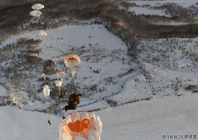 驻北极地区俄军部队伞降演习 海军陆战队客串伞兵 战斗力爆棚 - 6