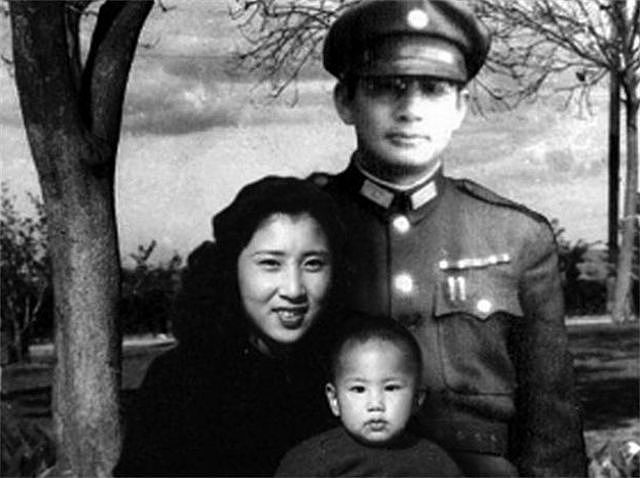 张灵甫死后，19岁的娇妻终身未嫁，05年和儿子参加抗日纪念活动 - 6