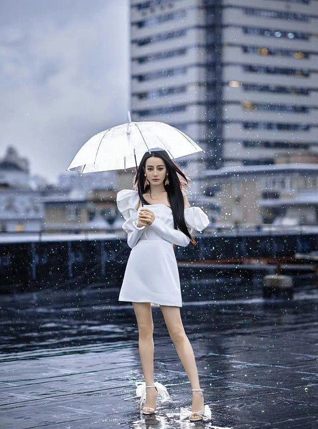 热巴久违的名场面曝光！穿白色礼服站在雨天里，打塑料伞有奢华感 - 7