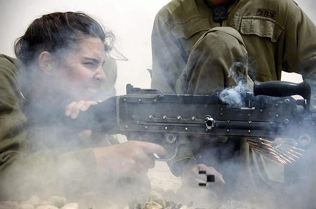 以色列女兵有多“xiong猛”，网友：扫射我吧！我投降！ - 36