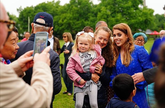 英国公主首次带6岁继儿子参加王室活动！亚洲脸好俊，沾王室的光 - 7