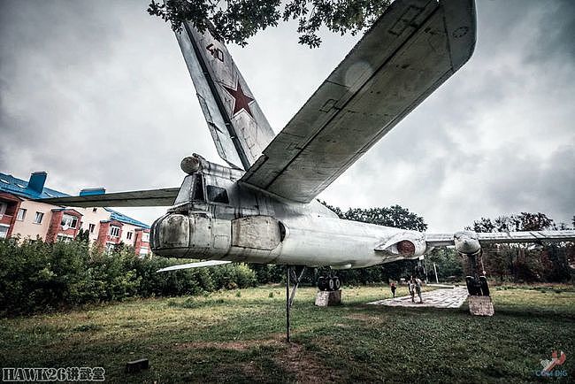 钻进图-16轰炸机 乌克兰博主冒险进入纪念碑 探索神秘的内部结构 - 4