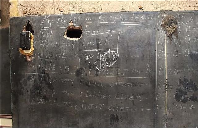 “尘封”100多年的黑板，被建筑工人发现！板书依旧鲜艳清晰 - 8