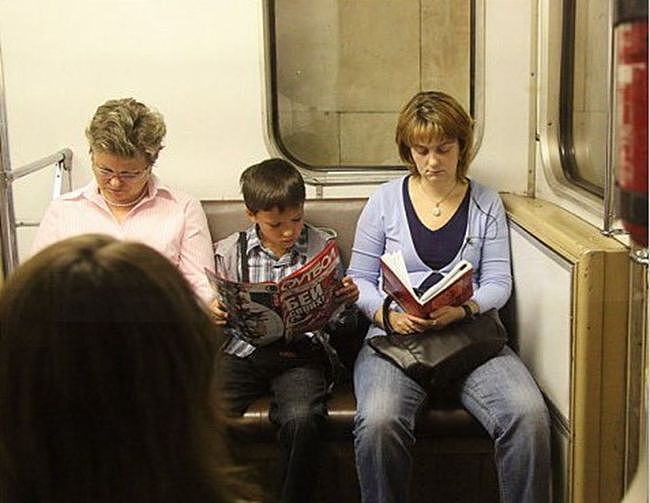 欧美人在地铁看书报是因为手机没信号？主要还是他们有读书的习惯 - 1